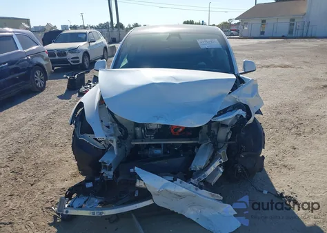 2025 Tesla Model Y Long Range Dual Motor All-Wheel Drive z USA, uszkodzony, nr VIN 7SAYGDEE4SA352948